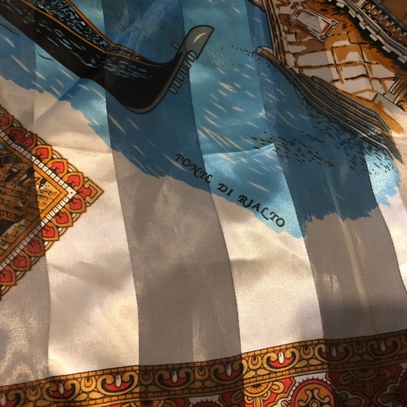 Moschino scarf ( large ) SOLD - Picture 9 of 11